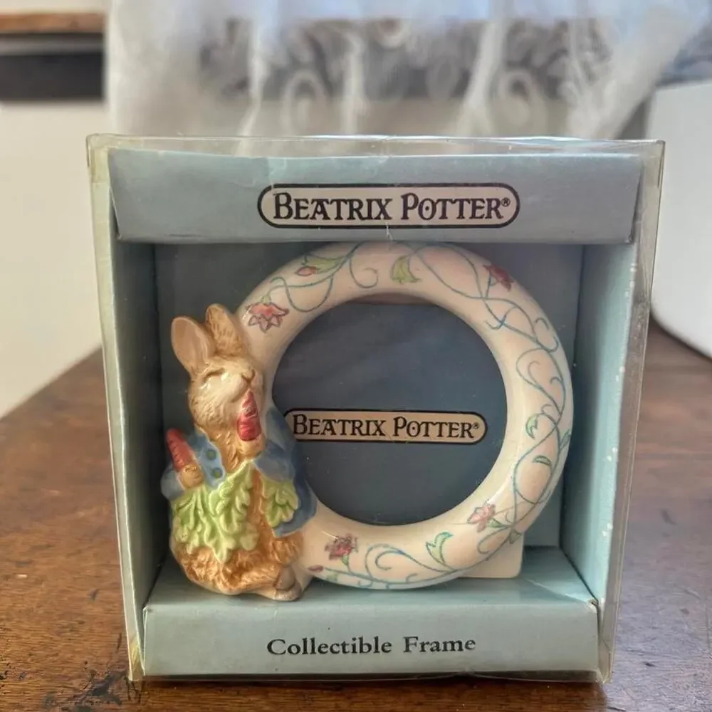Vintage 1988 small ceramic Peter Rabbit circular photo frame in original box